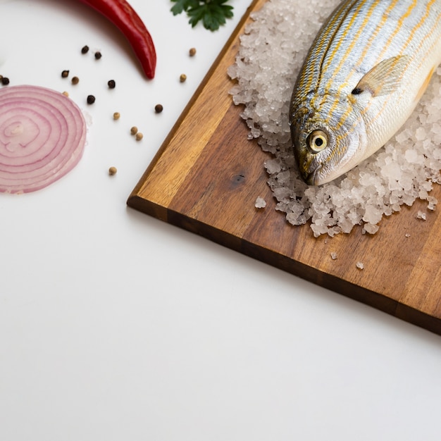 Alto ángulo de pescado fresco en una tabla de madera