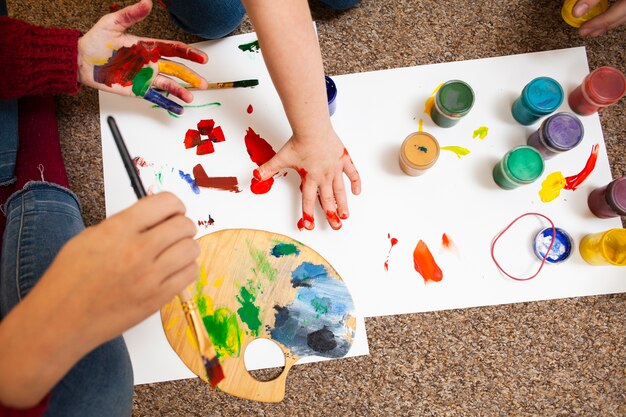 Alto ángulo de pintura infantil y femenina