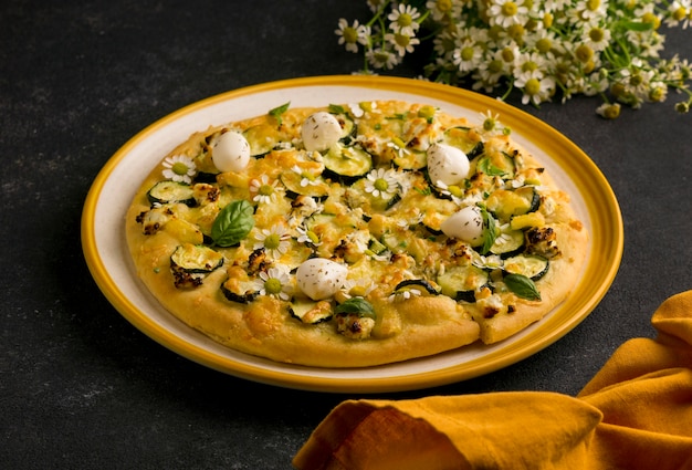 Alto ángulo de pizza en un plato con flores.