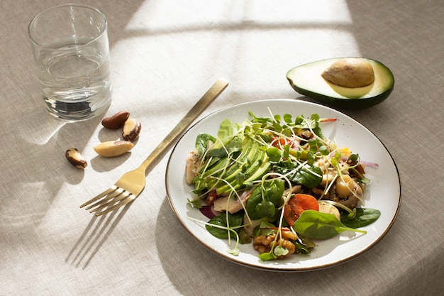 Foto gratuita alto ángulo de plato con alimentos dietéticos cetogénicos y almendras.