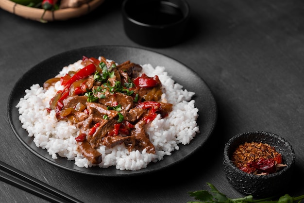 Alto ángulo de plato de arroz asiático con carne