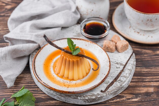 Alto ángulo de plato con crema pastelera y menta