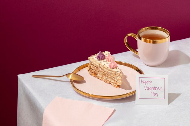 Alto ángulo de plato con rebanada de pastel y tenedor para el día de san valentín