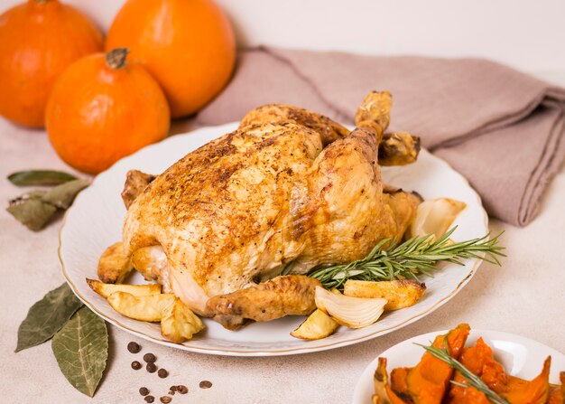 Alto ángulo de pollo asado para la cena de acción de gracias