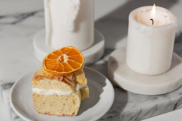 Alto ángulo de postre del día de la epifanía con velas