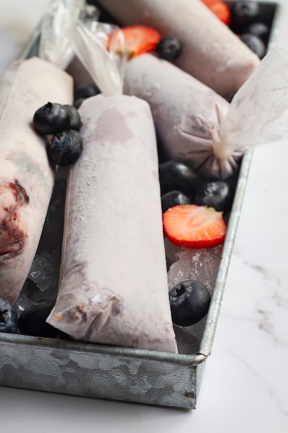 Foto gratuita alto ángulo de postre de frutas brasileñas congeladas