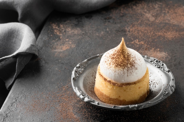 Foto gratuita alto ángulo de postre en placa