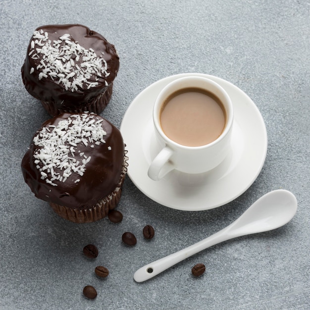 Foto gratuita alto ángulo de postres de chocolate con café