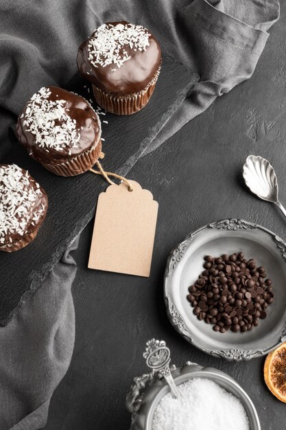 Alto ángulo de postres de chocolate con etiqueta y granos de café