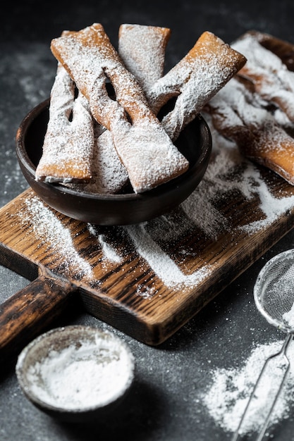 Foto gratuita alto ángulo de postres cubiertos de azúcar en polvo