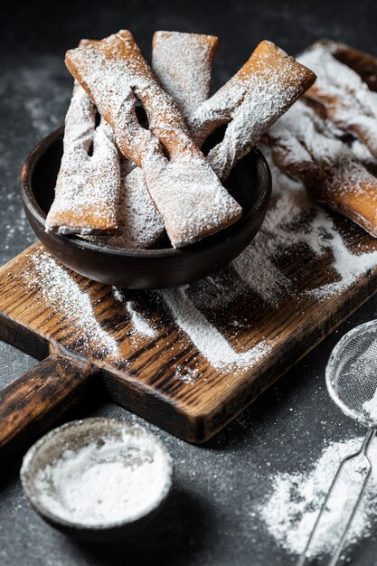 Alto ángulo de postres cubiertos de azúcar en polvo