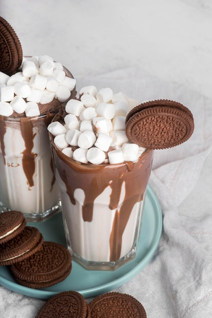 Alto ángulo de postres con galletas y malvaviscos