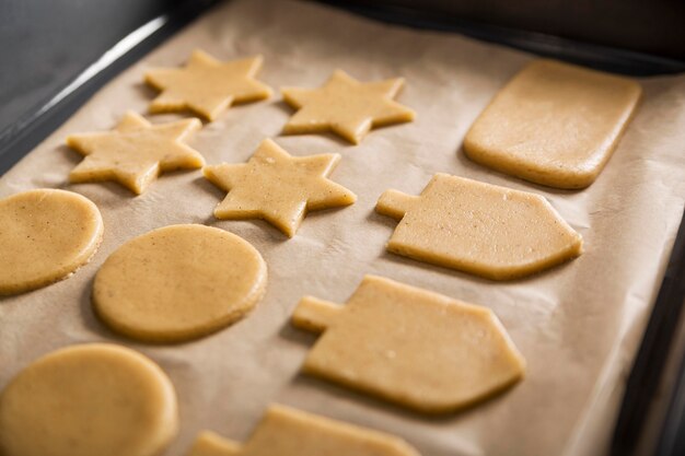 Alto ángulo de preparación de galletas para hannukah