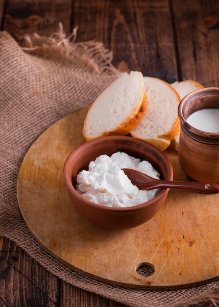 Alto ángulo de queso cremoso y pan sobre una mesa