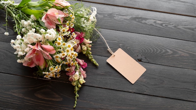 Alto ángulo de ramo de flores hermosas con etiqueta