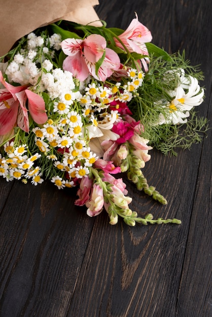 Foto gratuita alto ángulo de ramo de flores hermosas