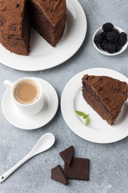 Alto ángulo de rebanada de pastel de chocolate con café y menta