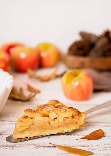 Alto ángulo de rebanada de pastel de manzana de acción de gracias