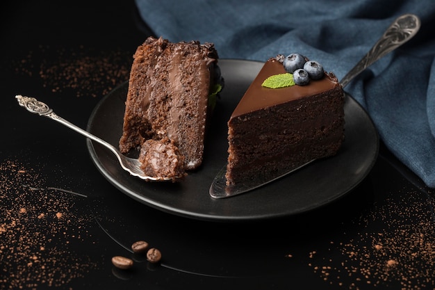 Alto ángulo de rebanadas de pastel de chocolate con cuchara