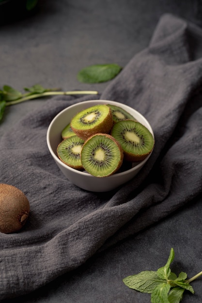 Alto ángulo de rodajas de kiwi en un tazón