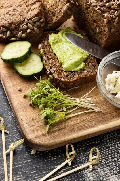 Alto ángulo de rodajas de pepino y pan para sándwiches