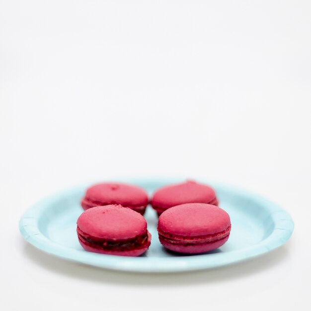 Alto ángulo rosa macarons franceses en placa