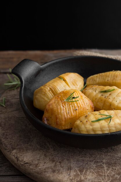 Foto gratuita alto ángulo sabrosas papas en un tazón