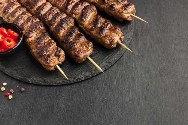 Foto gratuita alto ángulo de sabroso kebab en pizarra