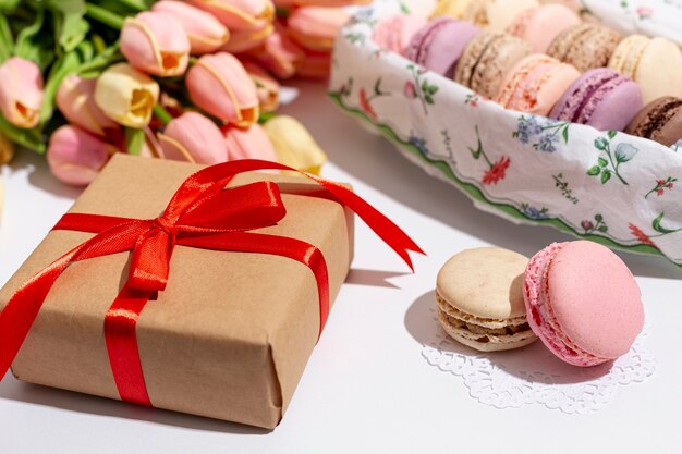 Alto ángulo de San Valentín presente con macarons