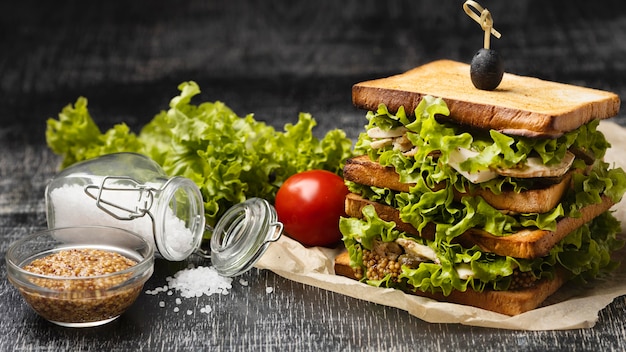 Alto ángulo de sándwich de ensalada con tomate