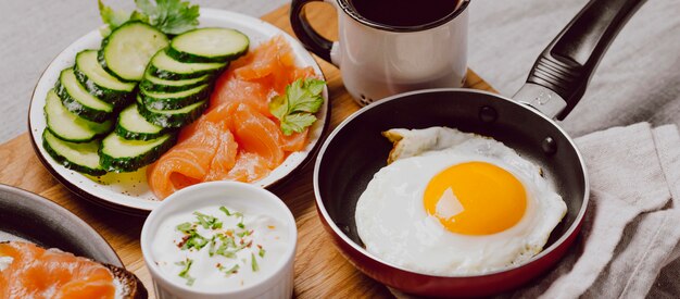 Alto ángulo de sándwiches de desayuno con huevo frito y tostadas