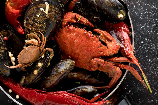 Alto ángulo de sartén con cangrejo y mejillones