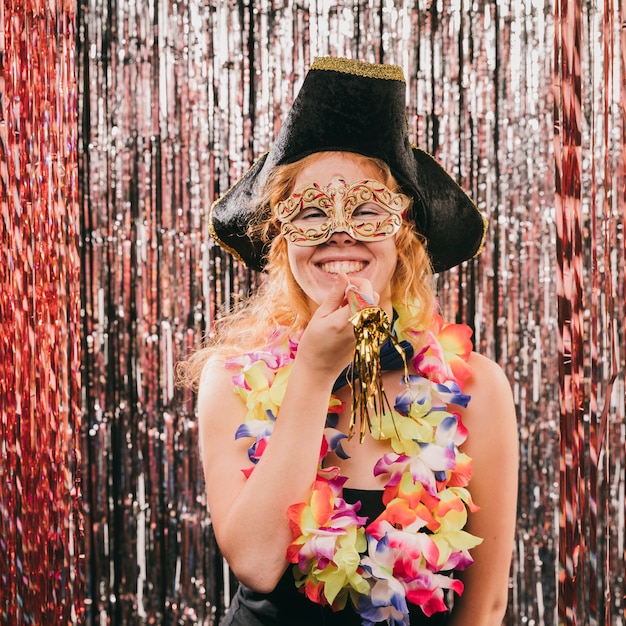 Foto gratuita alto ángulo sonriente mujer disfrazada