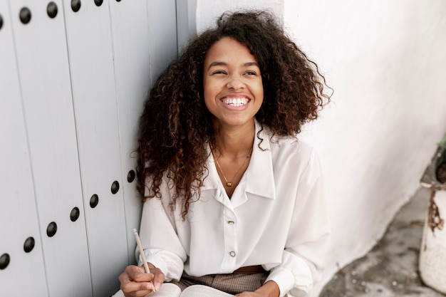 Foto gratuita alto ángulo sonriente mujer leyendo