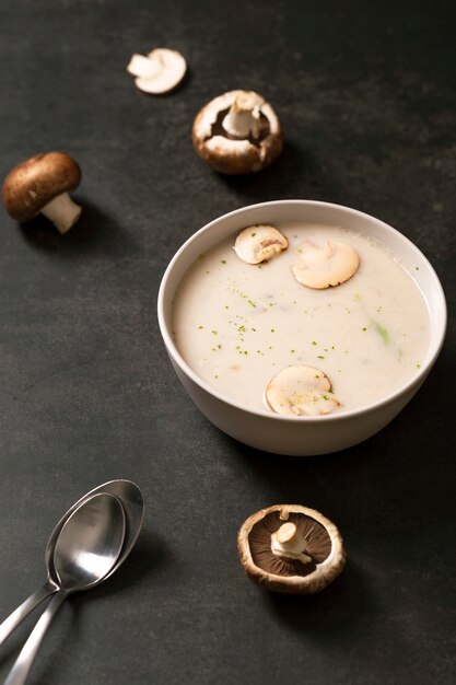 Alto ángulo de sopa crema de champiñones