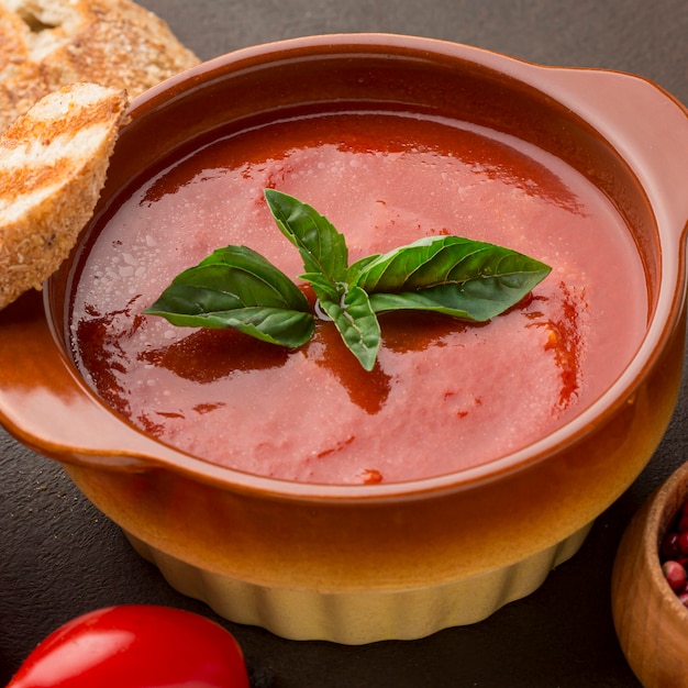 Foto gratuita alto ángulo de sopa de tomate de invierno en un tazón con pan