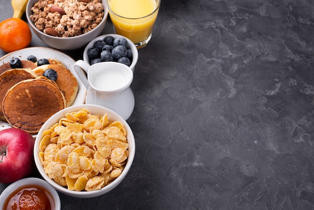 Alto ángulo de surtido de alimentos para el desayuno con espacio de copia