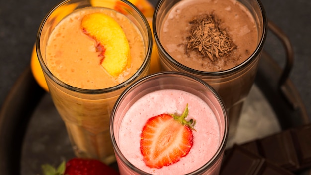 Foto gratuita alto ángulo de surtido de batidos con chocolate y fresa