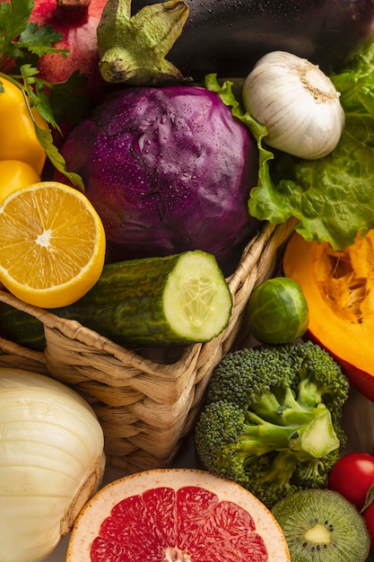 Alto ángulo de surtido de verduras frescas