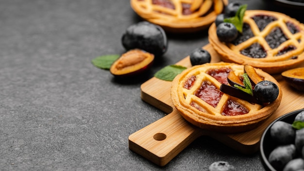 Alto ángulo de tartas dulces con frutas y espacio de copia