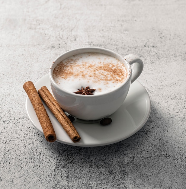 Alto ángulo de taza de café con canela y anís estrellado