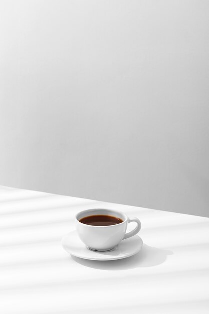 Alto ángulo de taza de café en la mesa con espacio de copia