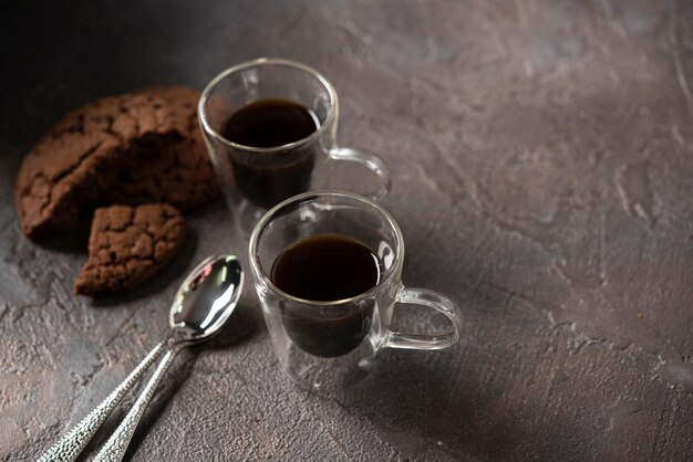 Alto ángulo tazas de café con galletas