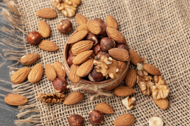 Alto ángulo de tazón con almendras y otras nueces