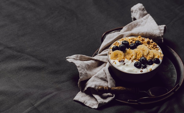 Alto ángulo de tazón de desayuno con cereal y espacio de copia