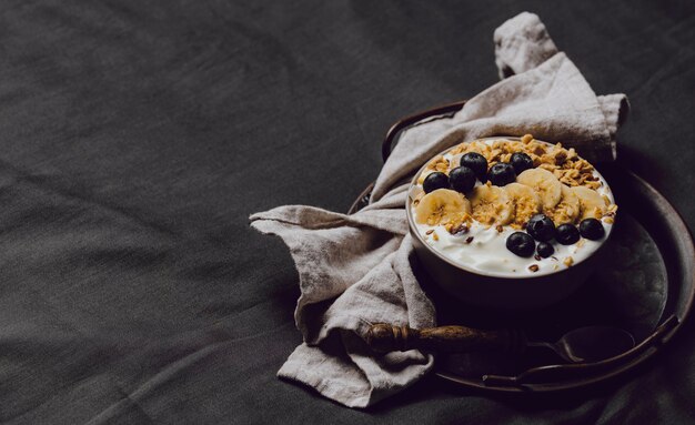 Alto ángulo de tazón de desayuno con cereal y espacio de copia