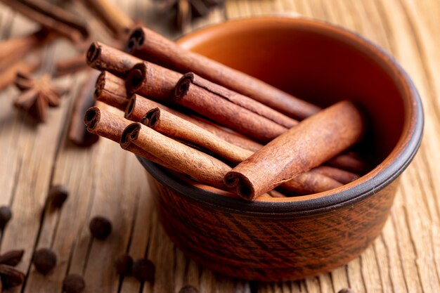 Alto ángulo del tazón con ramas de canela y anís estrellado desenfocado