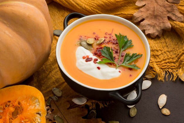 Alto ángulo de tazón con sopa de calabaza de invierno