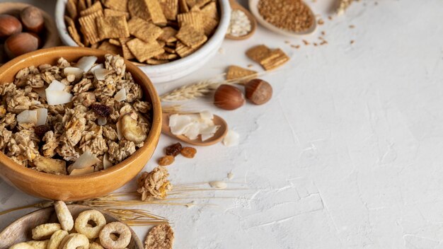 Alto ángulo de tazones con variedad de cereales para el desayuno y espacio de copia