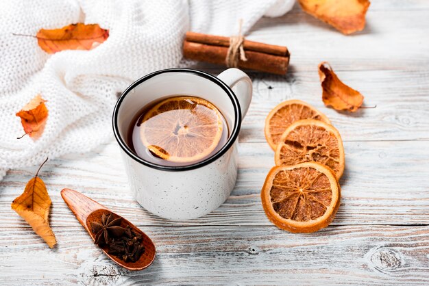 Alto ángulo de té caliente con naranja.